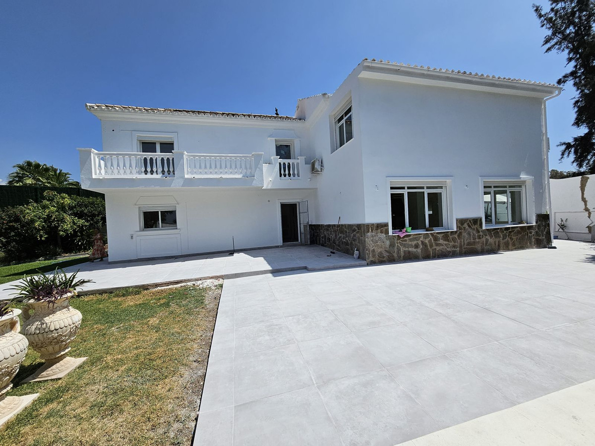 Villa Til salgs i Nueva Andalucía R4645195
