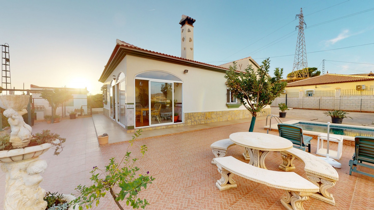 Magnific Villa, independently about 300 meters from the beach, in an incredibly quiet area, and easy access, with a plot of 715 m2 in which we find...