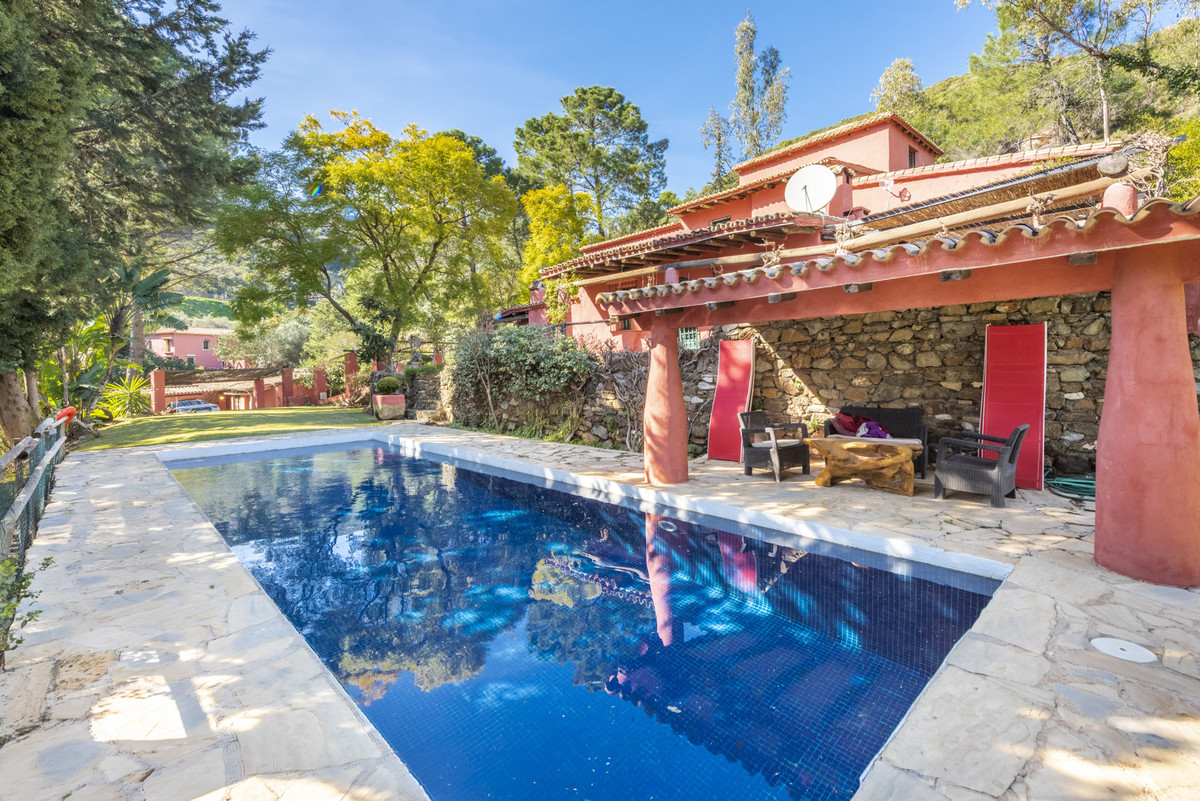 9 bedroom Villa For Sale in Benahavís, Málaga