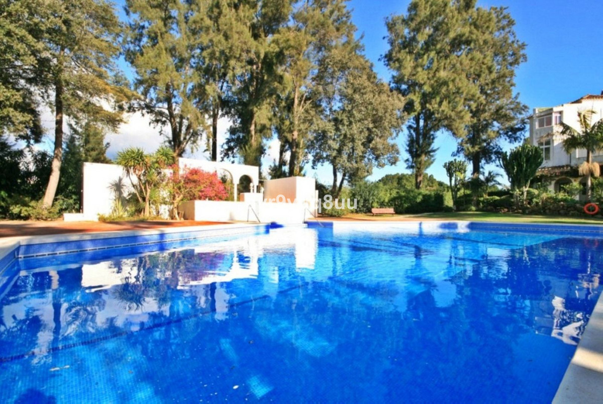 This top floor corner apartment is located in a very popular and well established community.  The pr, Spain