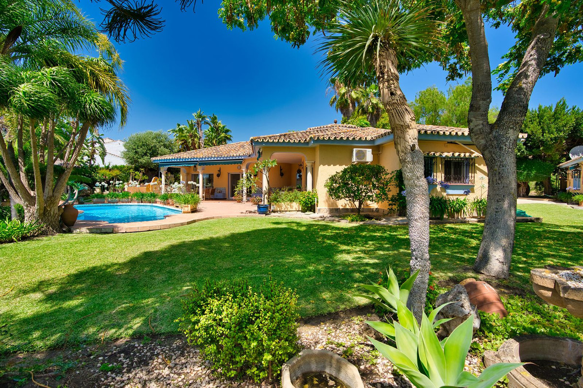 5 bedroom Villa For Sale in El Paraiso, Málaga - thumb 22