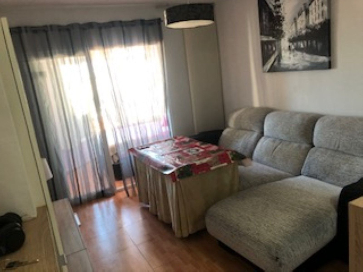 Studio in very good condition, located in an area with all amenities nearby (supermarkets, pharmacie, Spain