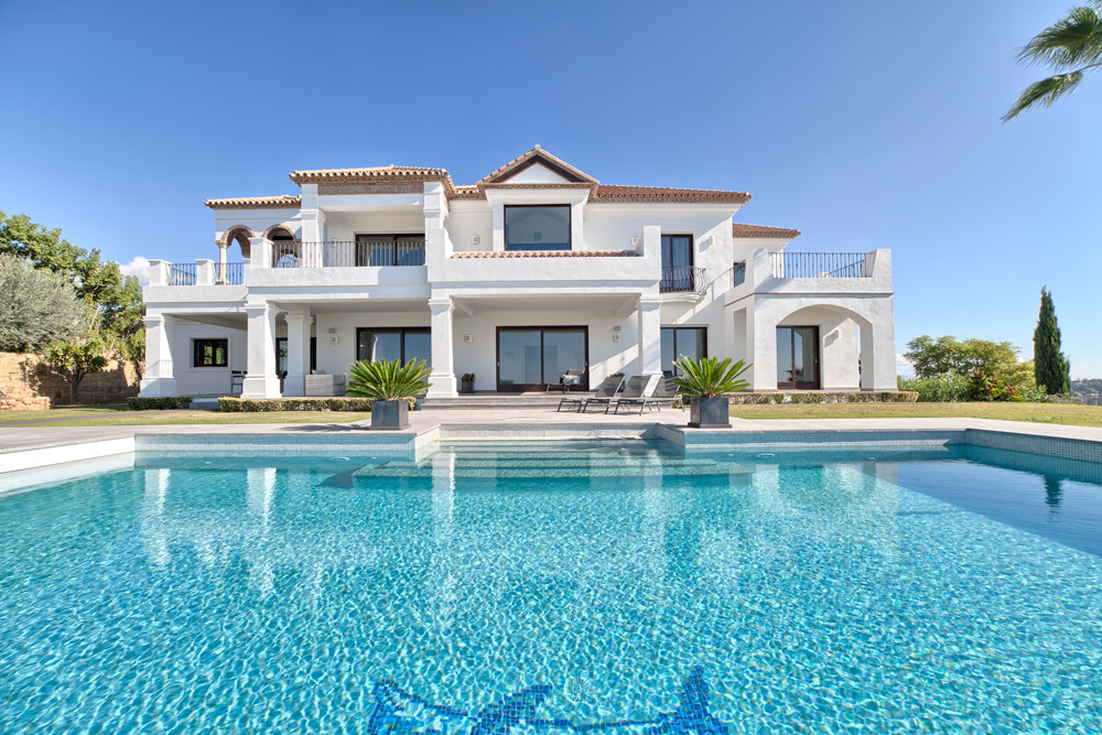 Top quality villa built to the highest standards situated on one of the best plots in Los Flamingos  Spain