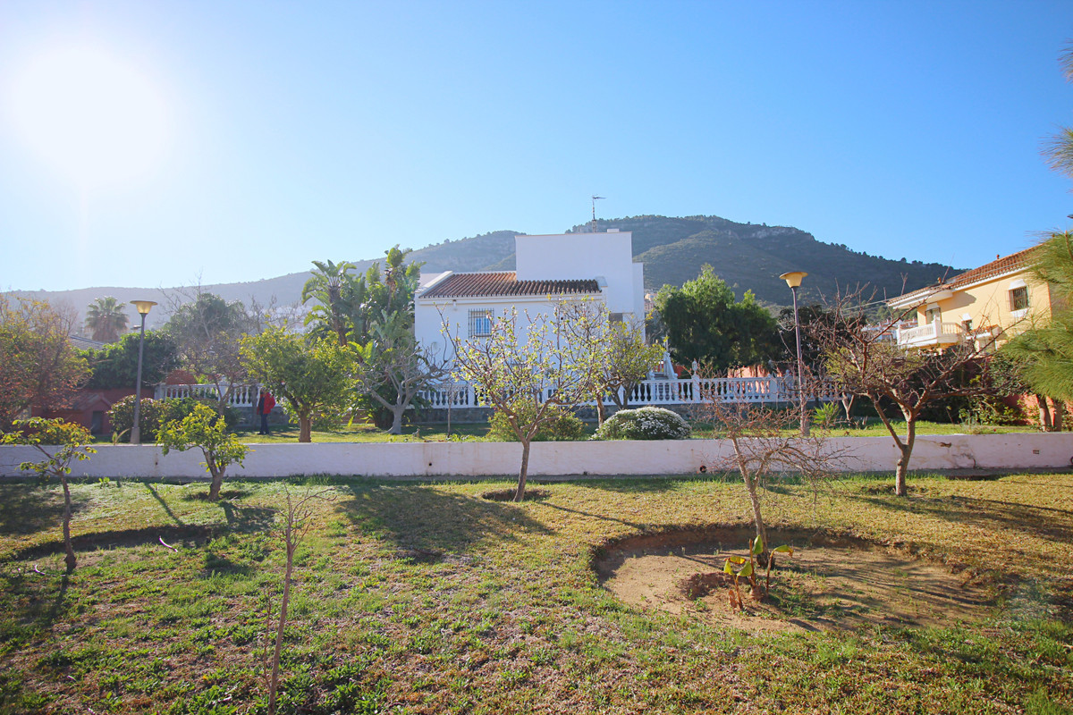 We are pleased to offer this lovely Family villa in El Lagar a very established urbanization in Alhaurin De La Torre.