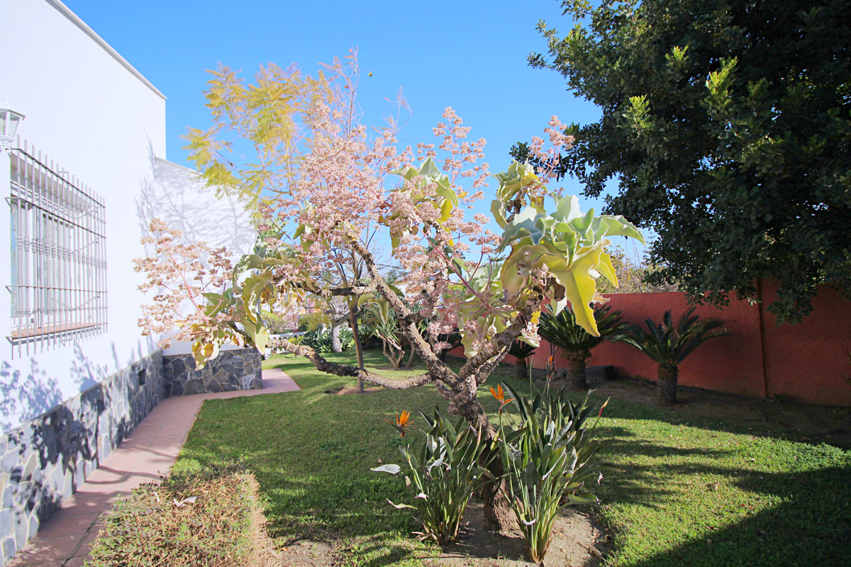 We are pleased to offer this lovely Family villa in El Lagar a very established urbanization in Alhaurin De La Torre.