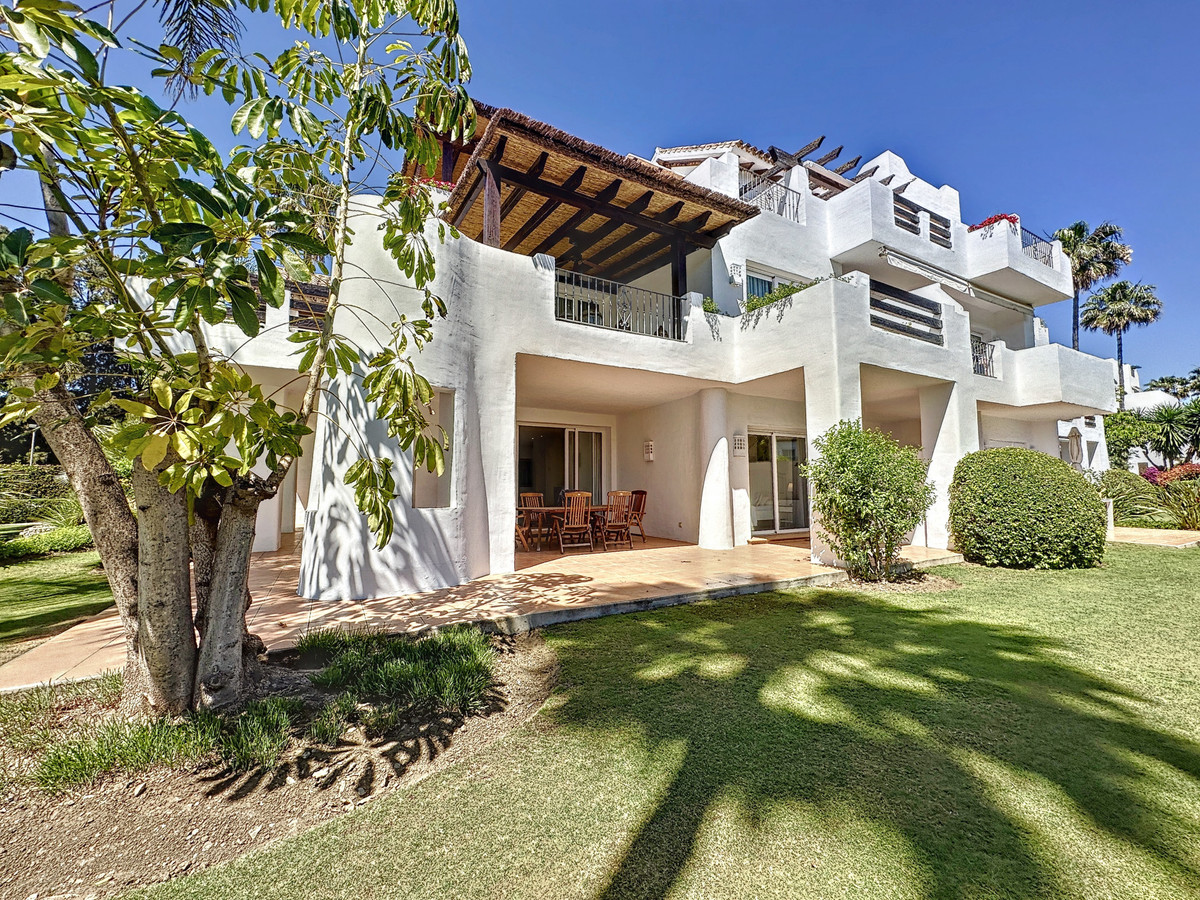 3 bed Apartment for sale in Estepona