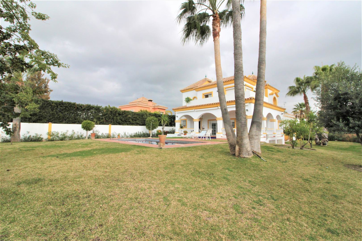 Villa en venta en Bel Air, Estepona