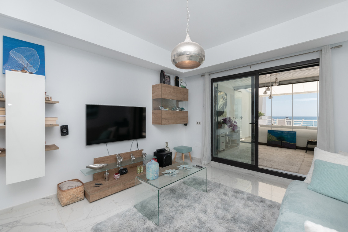 Apartment on the beachfront, with dreamlike views of the sea and Gibraltar, located in a residential complex on the beach of Casares.