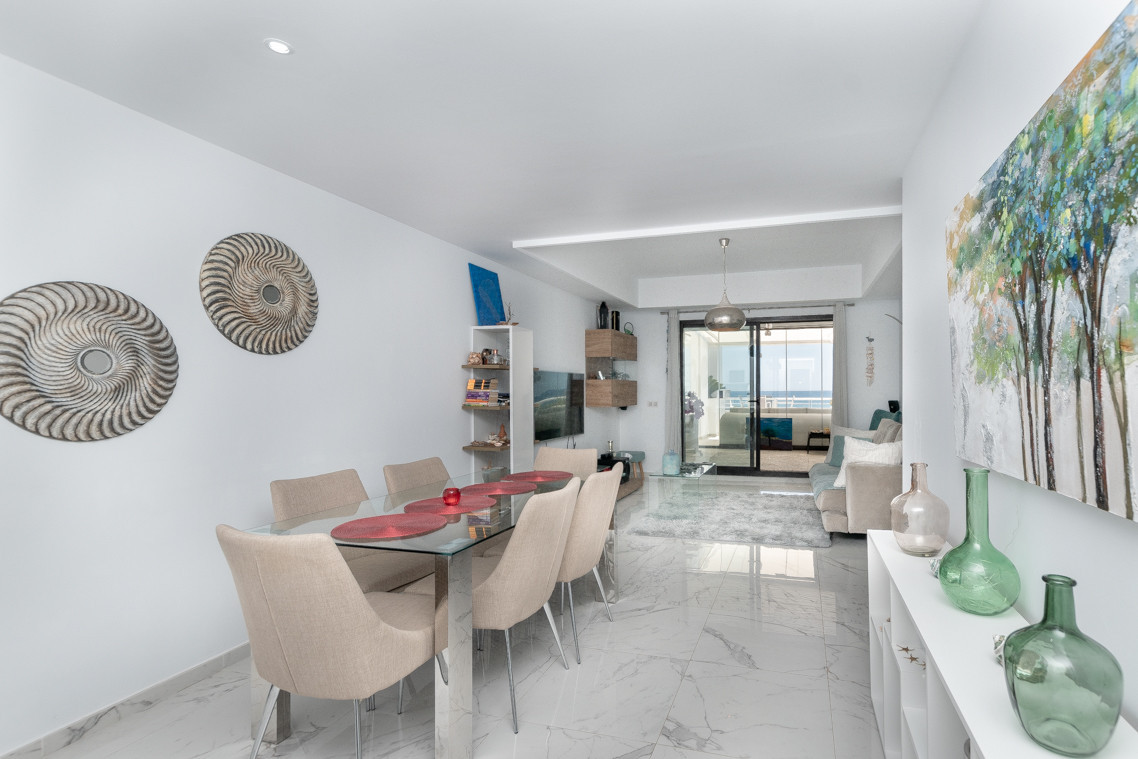 Apartment on the beachfront, with dreamlike views of the sea and Gibraltar, located in a residential complex on the beach of Casares.