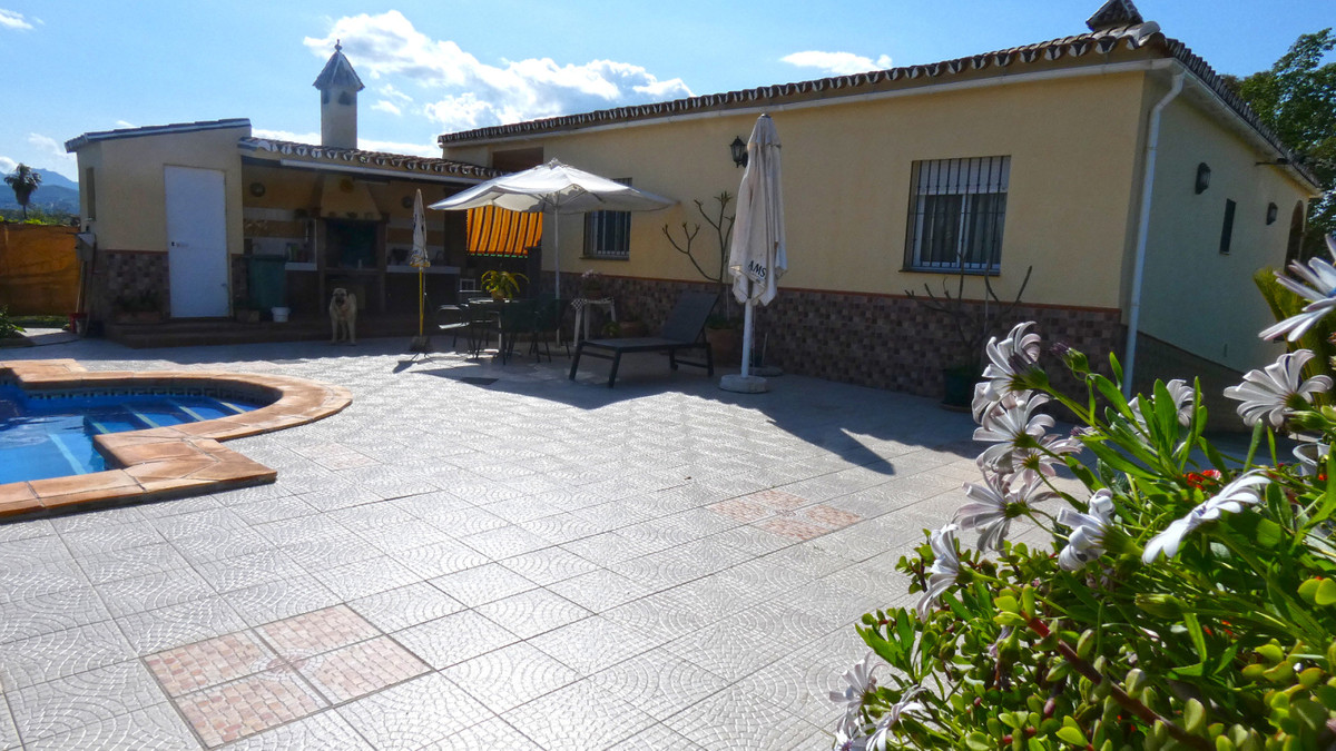Great Country Property only a 6 minute drive from La Trocha Shopping Centre in Coín.