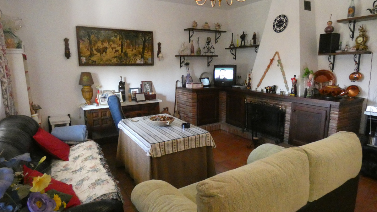 Great Country Property only a 6 minute drive from La Trocha Shopping Centre in Coín.