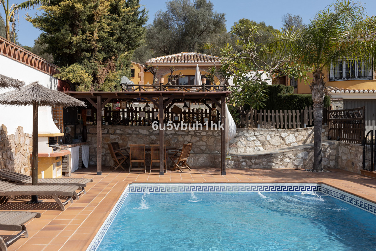 VILLA LINDA is a south-facing detached villa in Torremolinos. It is located in the neighborhood of L, Spain