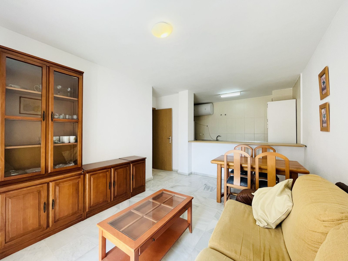 Located in the heart of the seaside of town of San Luis de Sabinillas, lays this spacious second floor apartment with lift access.
