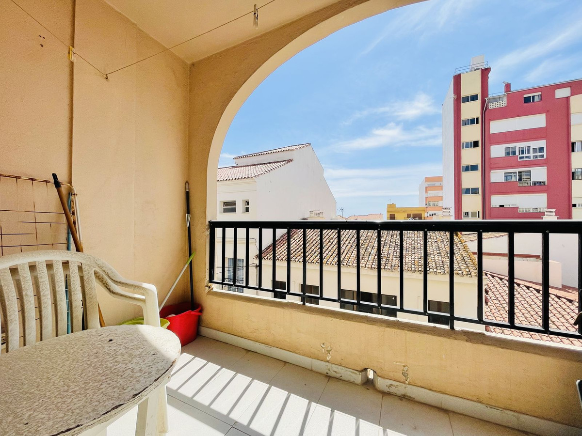 Located in the heart of the seaside of town of San Luis de Sabinillas, lays this spacious second floor apartment with lift access.