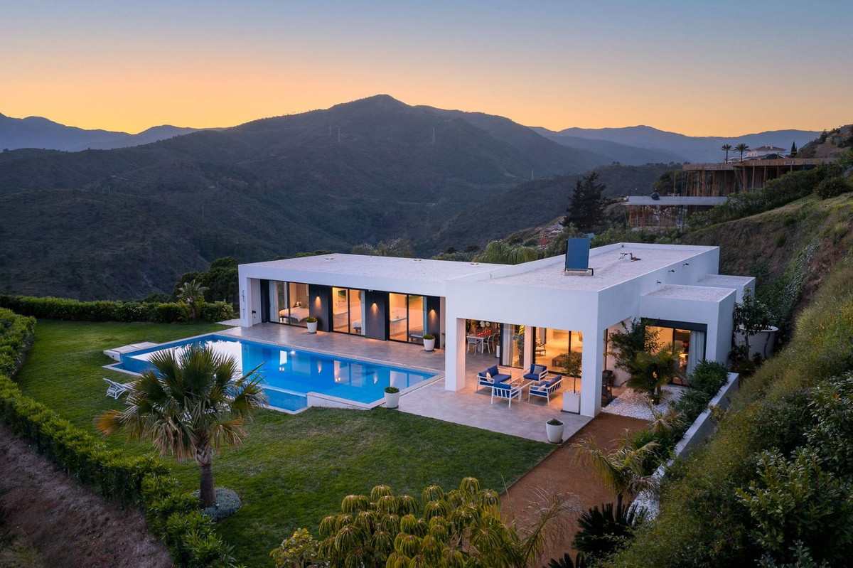 Contemporary villa with the best views you will ever dream about, between Marbella and Benahavis

Lo, Spain