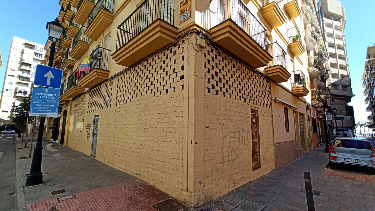 unfinished premises on two levels 
approx. 70 m2 per floor 
for investors to realise 2 studios at st, Spain