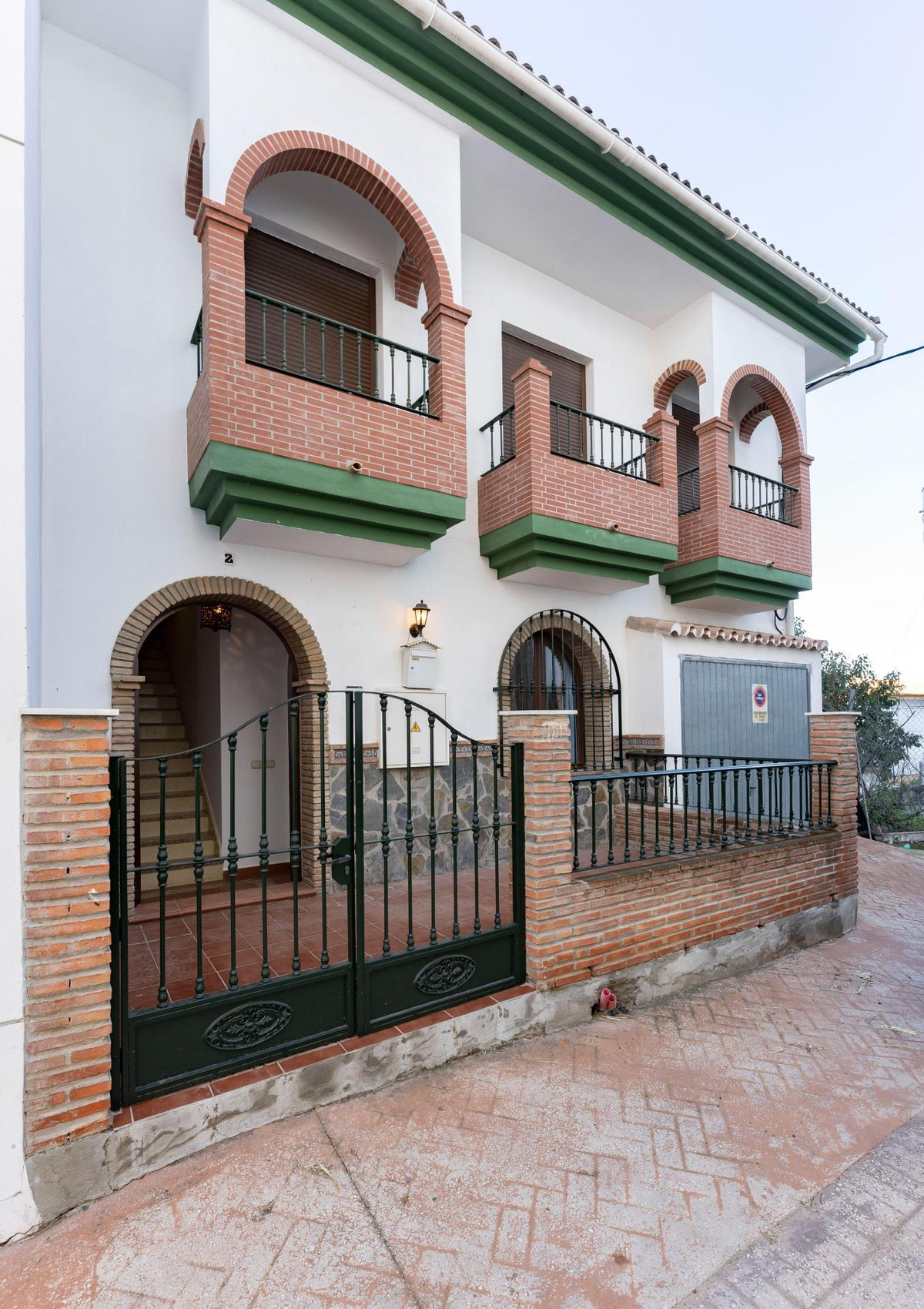 Situated in the quaint village of Guaro, down a quiet street (with no through traffic), this property has two independent apartments built in 2011,...
