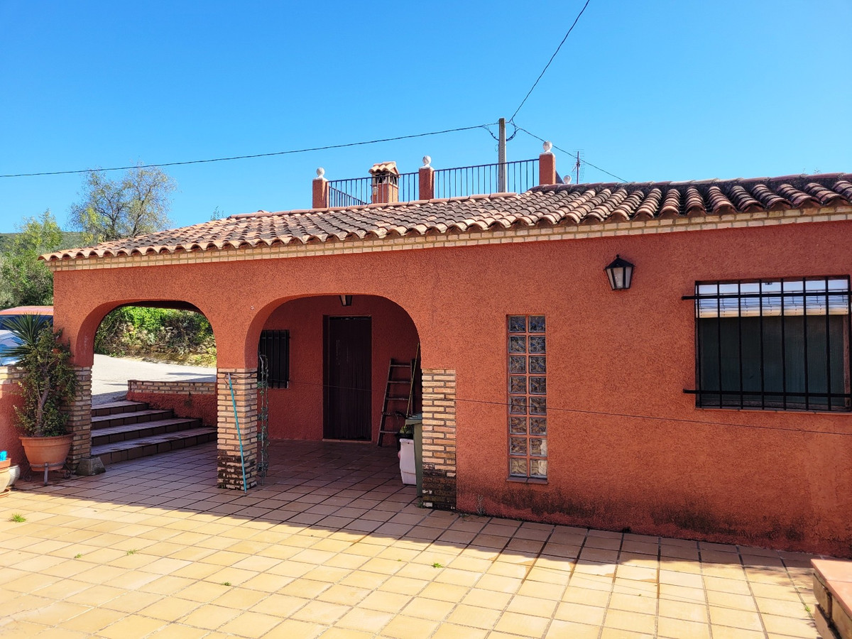 On a quiet location, we find this country house of a 133m2 build, on  a partly fenced plot of 1.091m, Spain