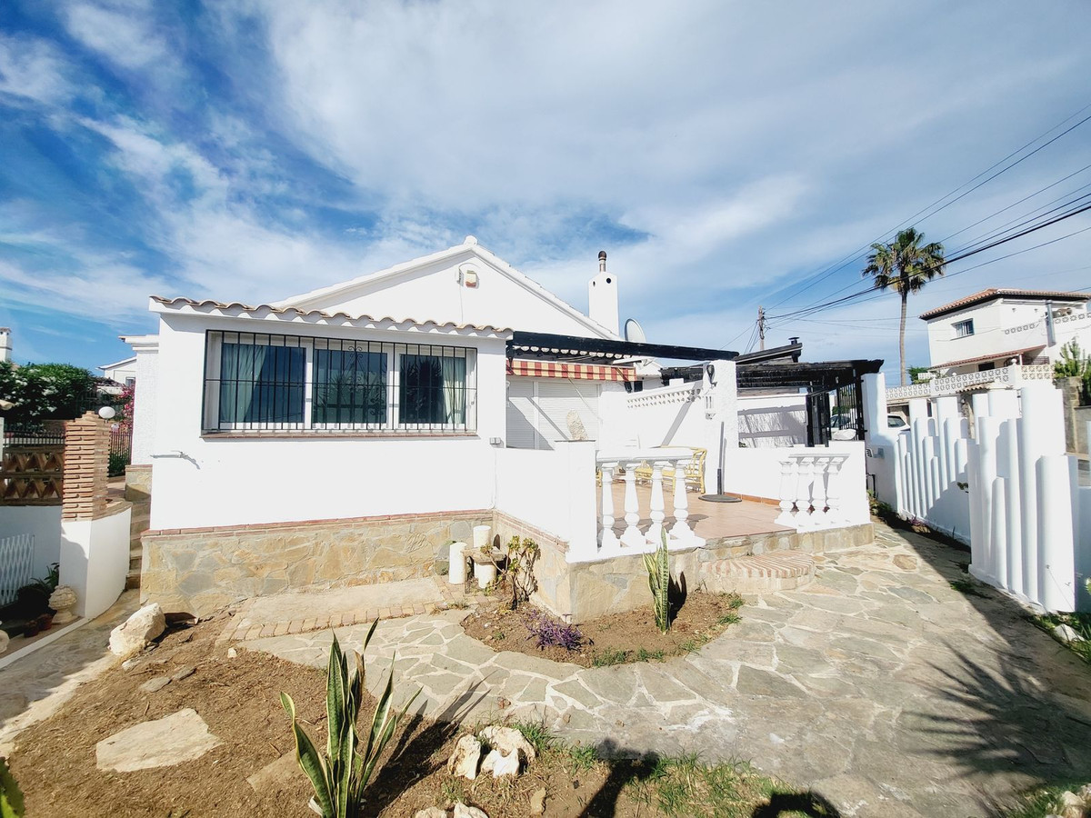 DETACHED VILLA LOCATED CLOSE TO AMENITIES AND THE BEACH IN EL FARO. SITUATED ON A SMALL COMPLEX OF S, Spain