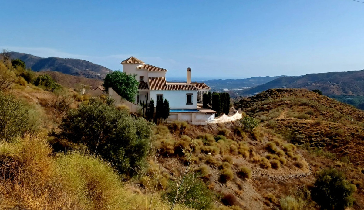Beautiful and bright finca in Canillas de Aceituno with a stylish interior. It is divided over three, Spain