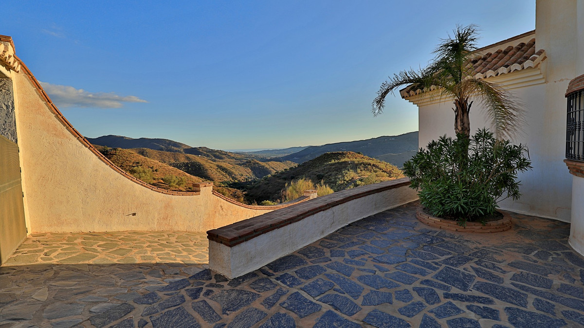 Beautiful and bright finca in Canillas de Aceituno with a stylish interior.