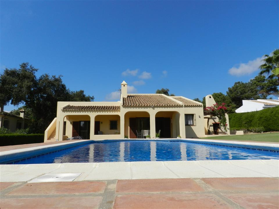 Villa in the sector of Sotogrande, plot of 2000 m2, built 200m2
Beautiful and spacious villa, with e, Spain