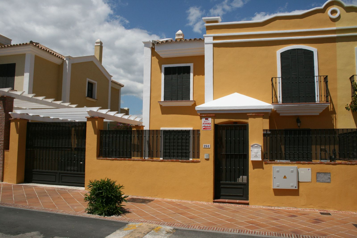 						Villa  Semi Individuelle
													en vente 
																			 à Guadalmina Alta
					