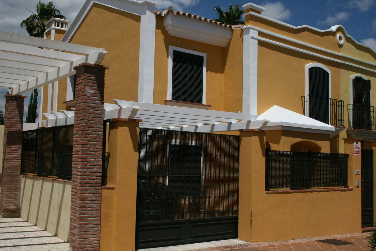 Villa Pareada en Guadalmina Alta, Costa del Sol
