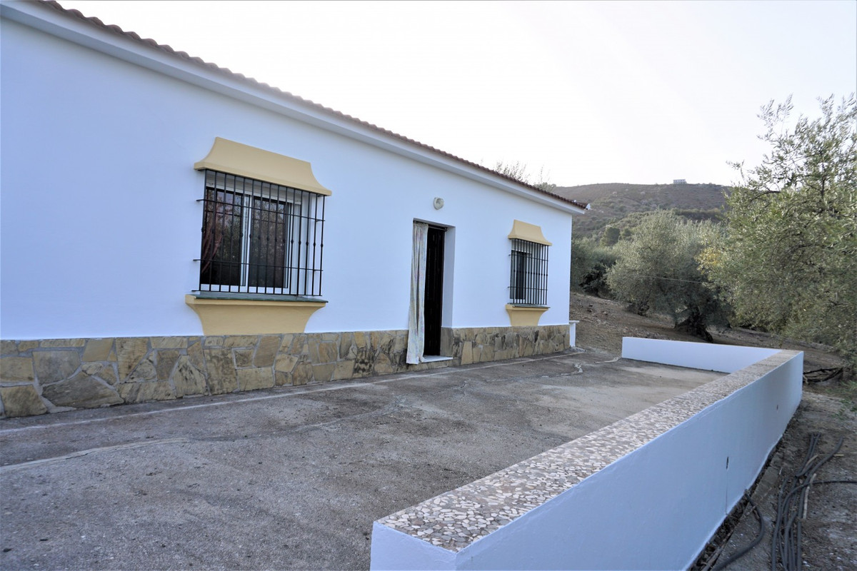 Just outside Alcaucin and within walking distance of the village you can find this finca with a well-maintained country house of 121 m2.