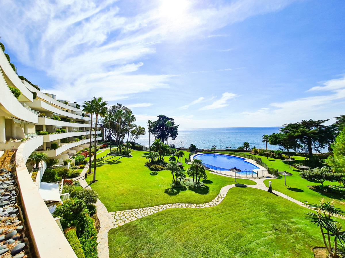 *** Beachfront 3-Bed Apartment with Full Panoramic Sea Views in Los Granados – New Golden Mile *** L, Spain