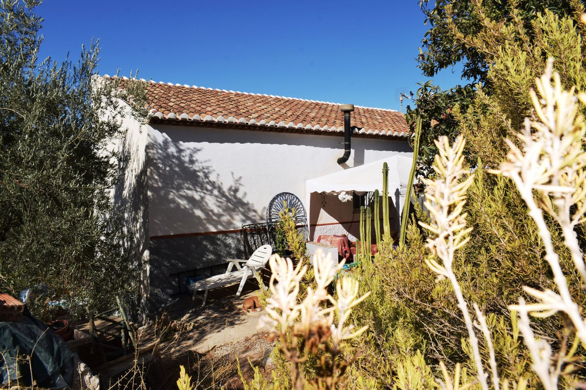 This traditional country house is located at the back of Comares, only a 10 minutes drive to the village and around 45 minutes drive to the coast.
