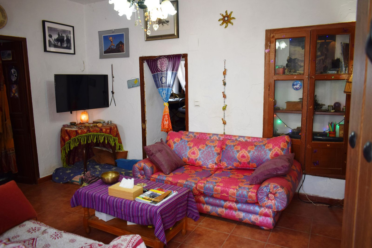 This traditional country house is located at the back of Comares, only a 10 minutes drive to the village and around 45 minutes drive to the coast.
