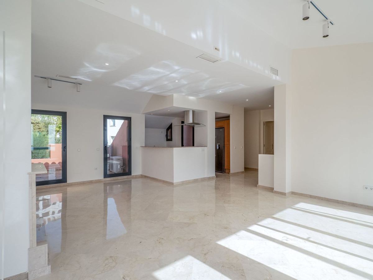 4 bedroom Apartment For Sale in Calahonda, Málaga