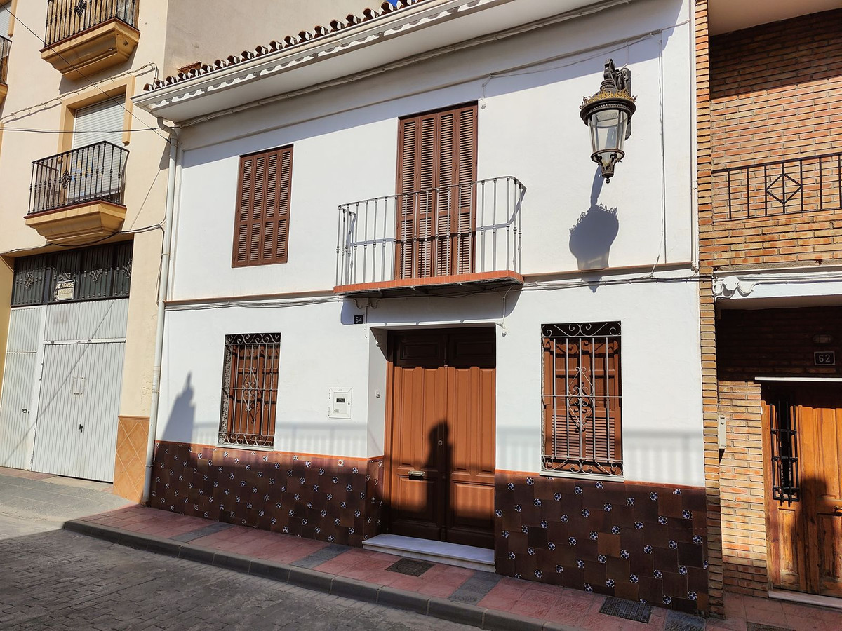 SPECTACULAR CASA MATA WITH 6 ANDALUSIAN STYLE BEDROOMS IN THE HEART OF CÁRTAMA!!! It is distributed on two floors: