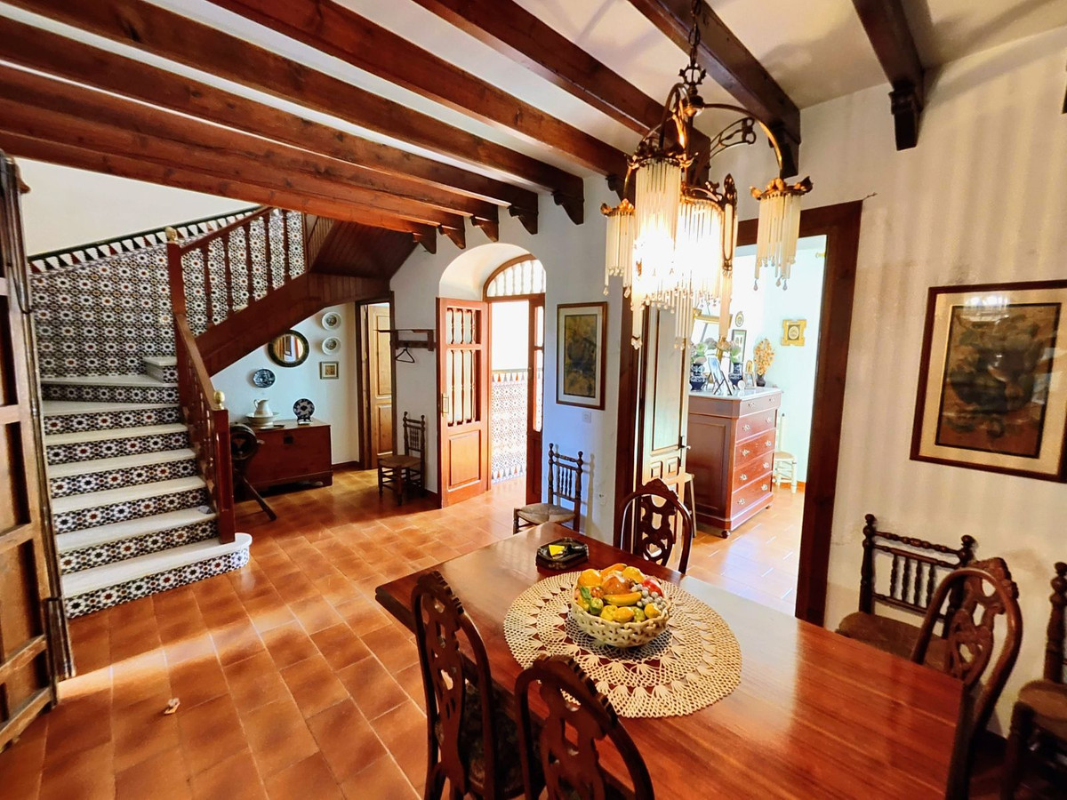 SPECTACULAR CASA MATA WITH 6 ANDALUSIAN STYLE BEDROOMS IN THE HEART OF CÁRTAMA!!! It is distributed on two floors: