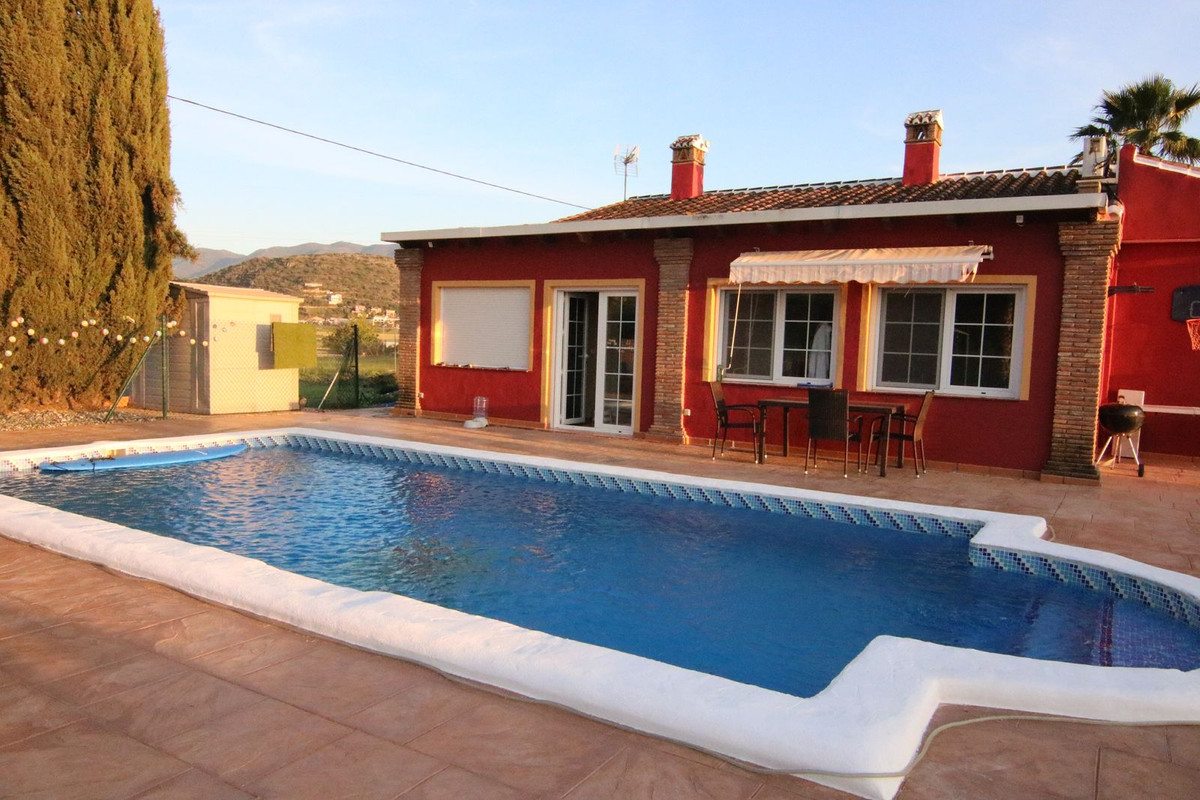 RUSTIC PROPERTY PARTIDA LA CARRETA WITH STABLES

Charming finca of 161 m2 on a plot of 4825 m2 in Co, Spain