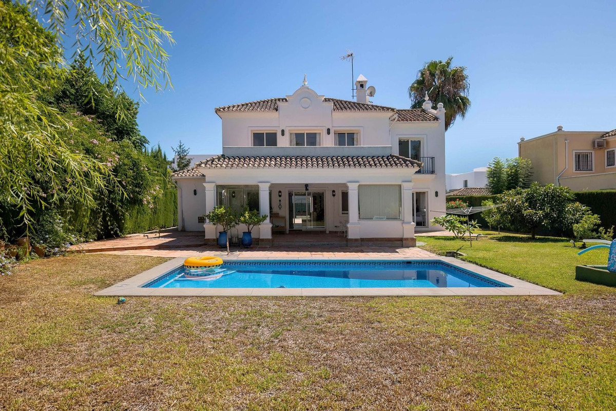 Vrijstaande Villa te koop in El Paraiso R4502395