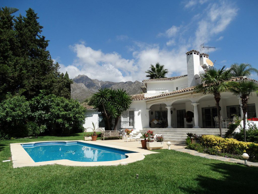 						Villa  Detached
																					for rent
																			 in Sierra Blanca
					