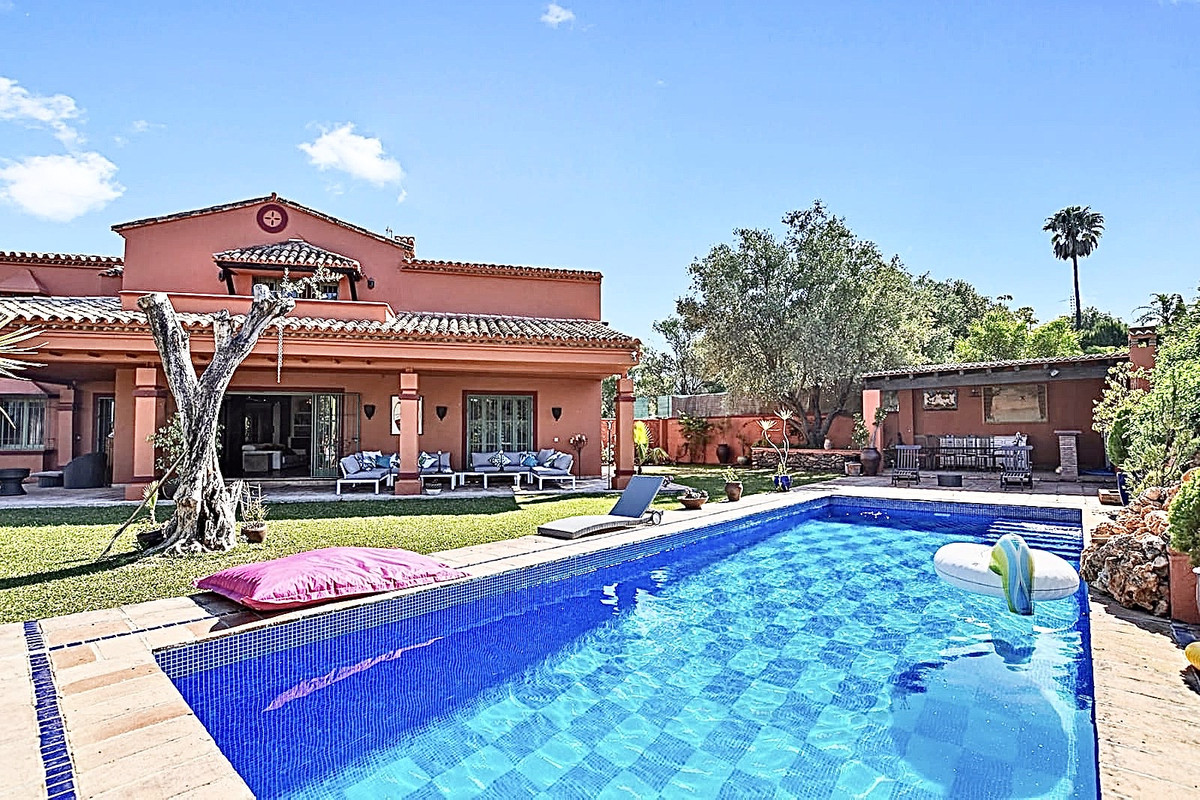 Beautiful and charming villa in an urbanization located in Nueva Andalucia, Marbella, just 10 minute, Spain