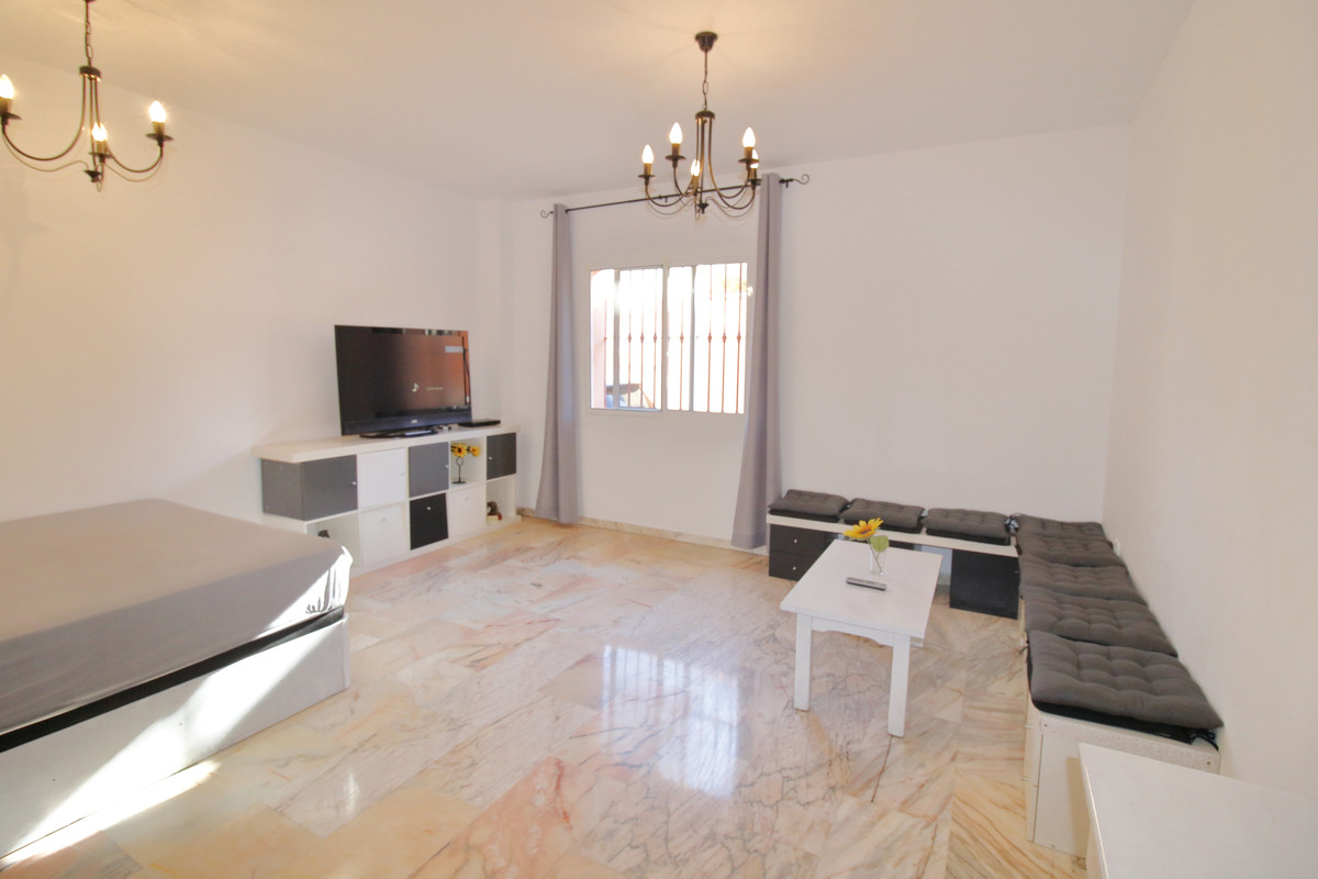 "This property is a few meters from the center of Fuengirola.

It is a ground floor distributed, Spain