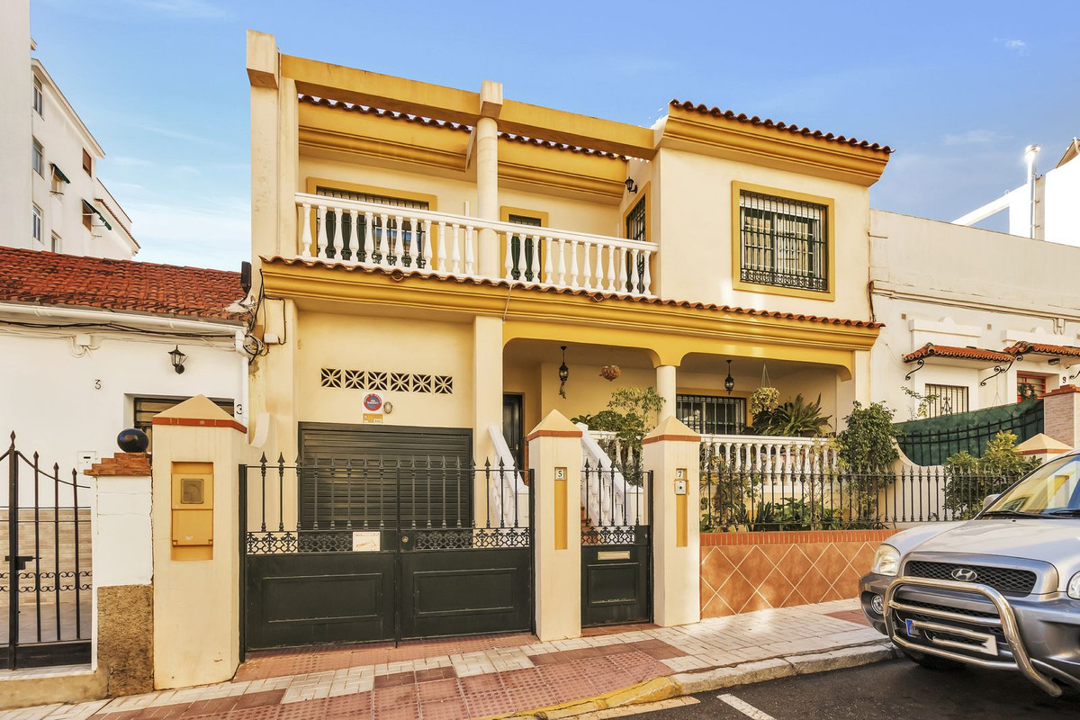 Semi-detached house with 5 bedrooms for sale. Located in the capital of Malaga, this 5-bedroom house, Spain