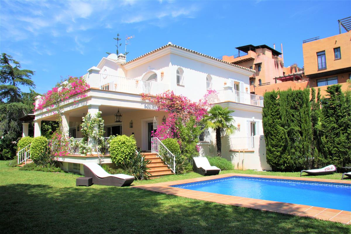 						Villa  Individuelle
																					en location
																			 à Estepona
					