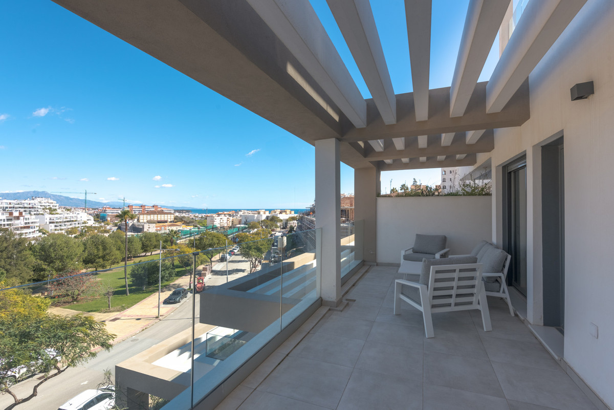 Middle Floor Apartment for sale in Estepona R4681360