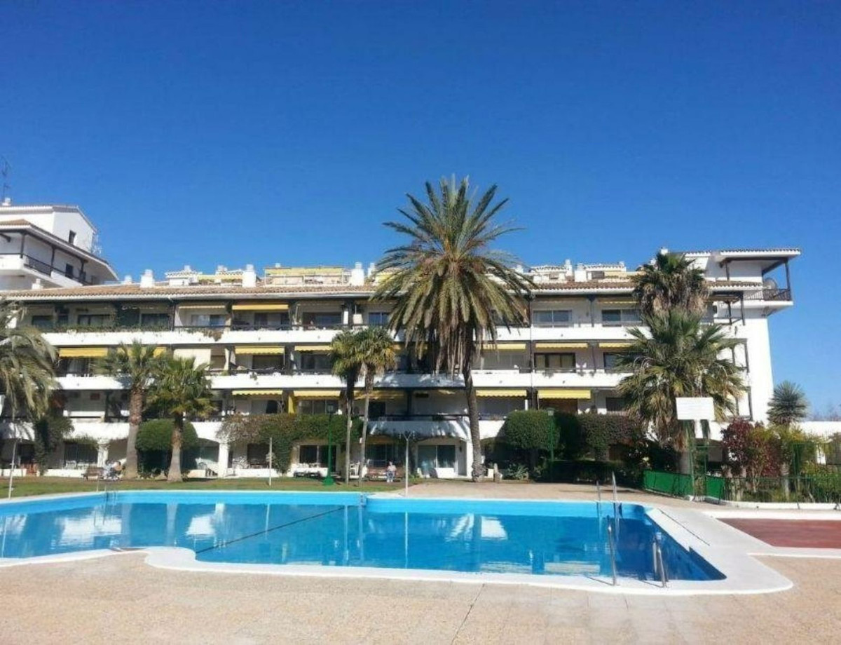 Fantastic very spacious and bright studio, with private pools, located on the Golden Mile in one of , Spain