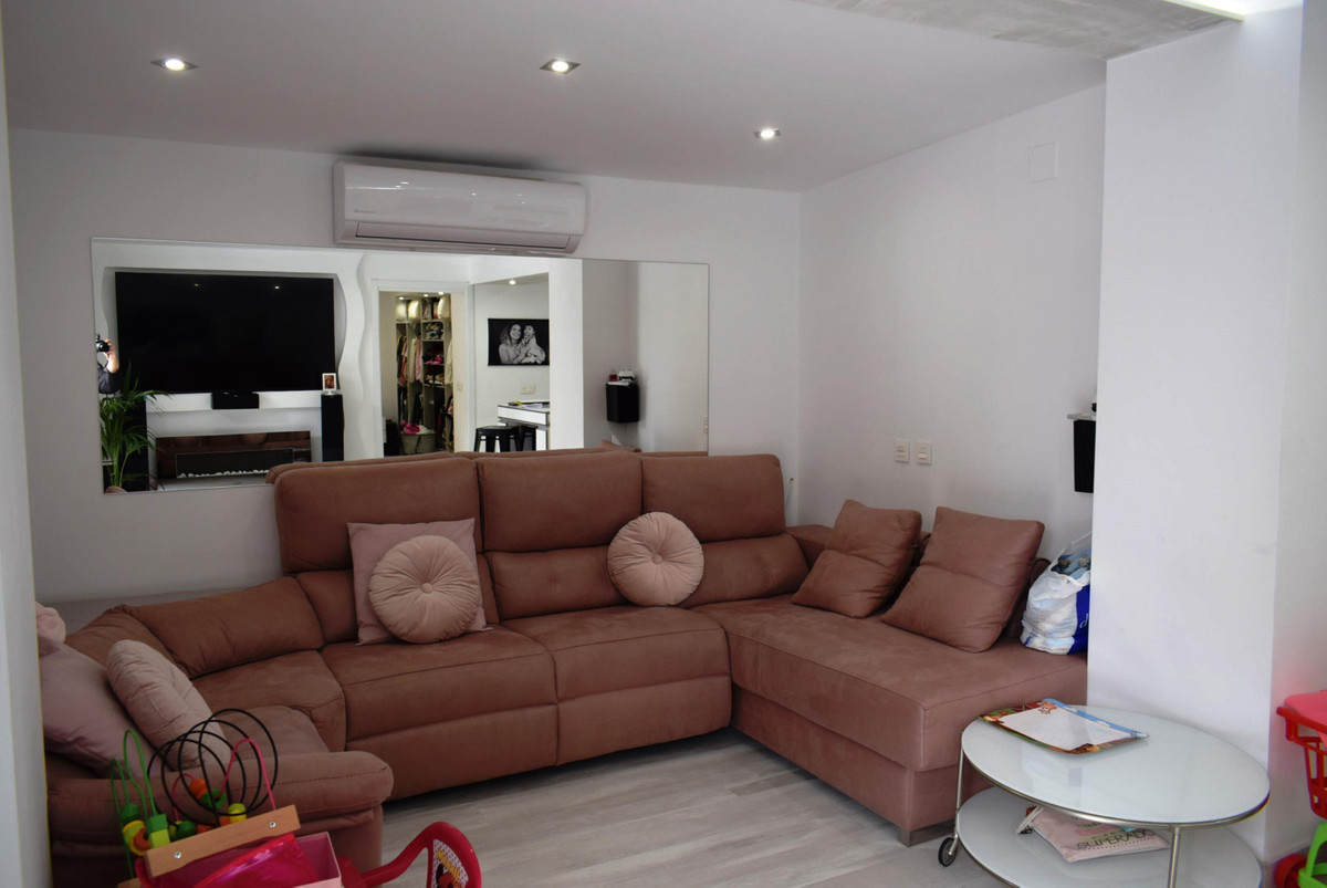 This first floor apartment is located in the popular coastal town of Torre del Mar.