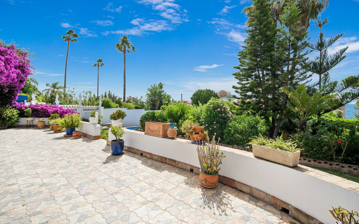 Great detached villa located in one of the most sought after areas of Estepona. Just 300 metres from, Spain
