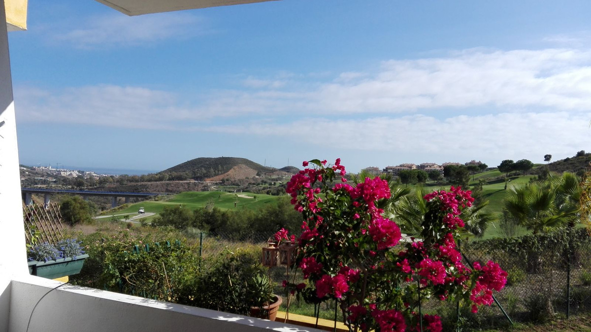 Stunning first line golf corner apartment with sea and golf views

This beautiful corner apartment h, Spain