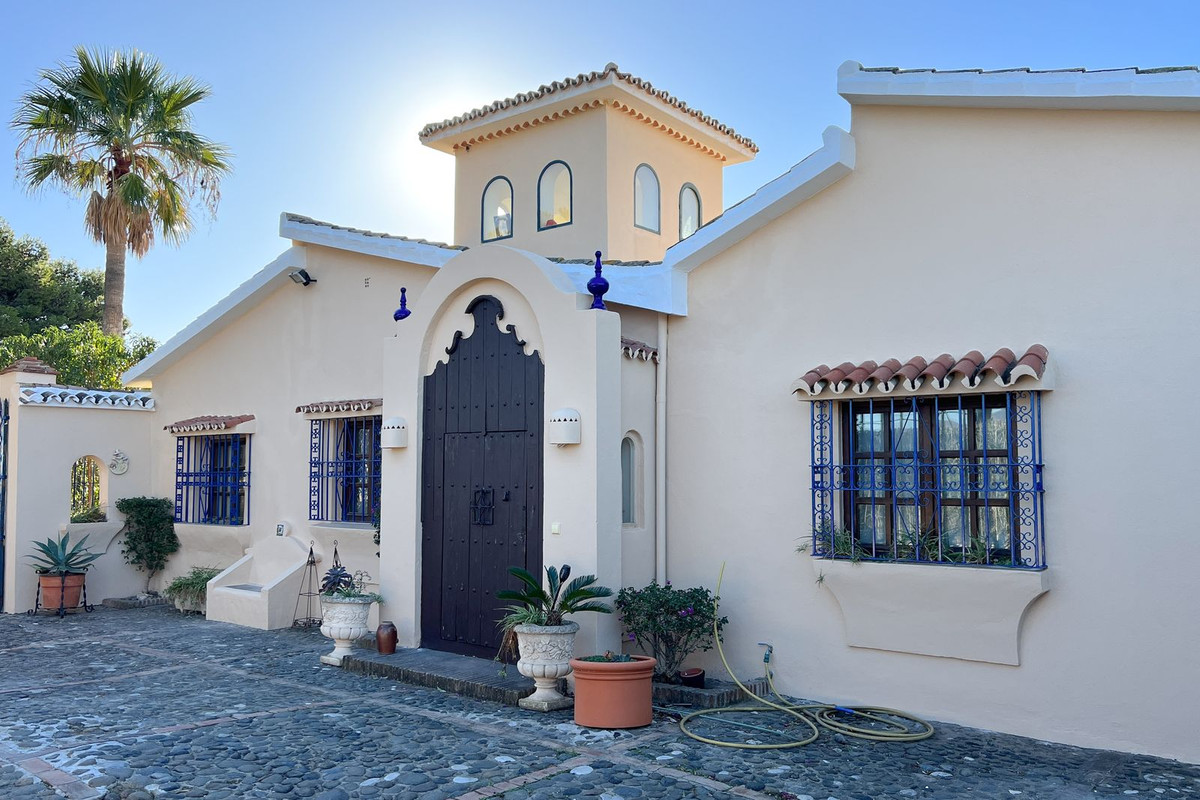Detached Villa for sale in Estepona R4597402