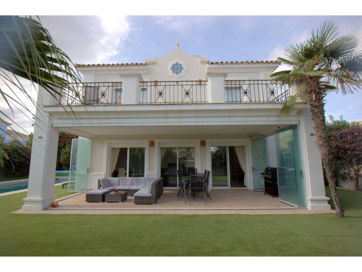 ***Exceptional Living & Presentation*** Ocean Golf Villas, La Duquesa is a boutique, established, Spain