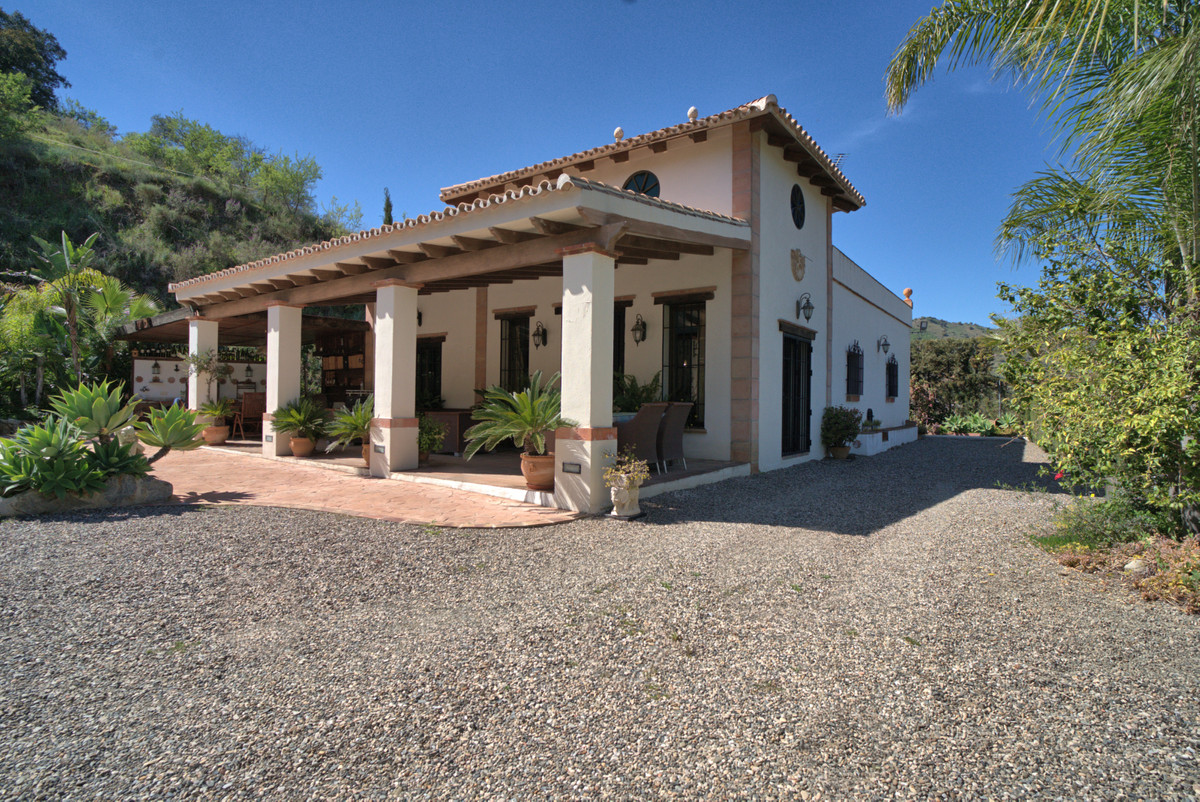 This traditional hacienda style property is located 4km from the centre of Coín town on the north side. Access is good, straight from a tarmac road.